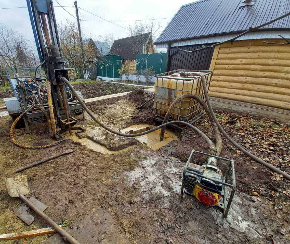 Мы уже пробурили более 500 скважин! 🚚 У нас мощная и современная техника 👷 В нашем штате работают только высококвалифицированные специалисты Наша малогабаритная установка позволяет легко заезжать на участок, не причиняя вреда окружающей среде.